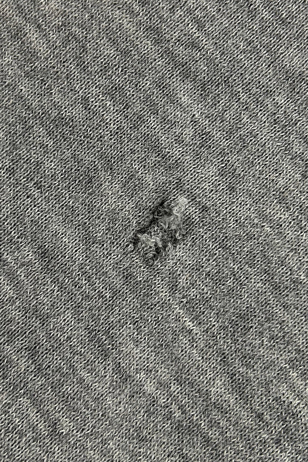 Einzelnes Loch (Durchmesser max. 2 cm) oder Nahtauflösung (unter 10 cm)