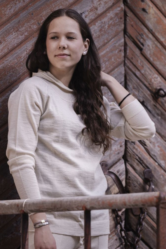 Valkoinen alpakkahuppari kesään