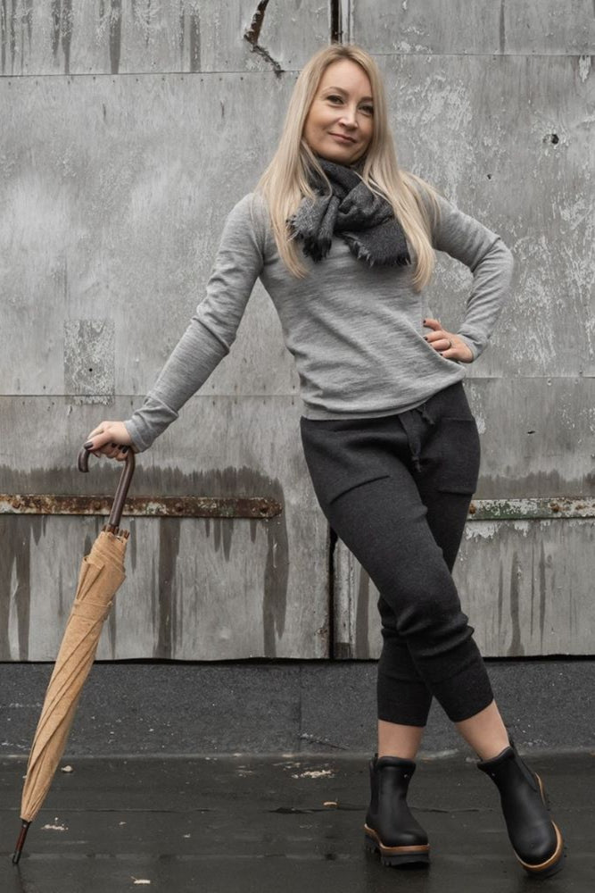 Harmaat alpakkahousut naisille