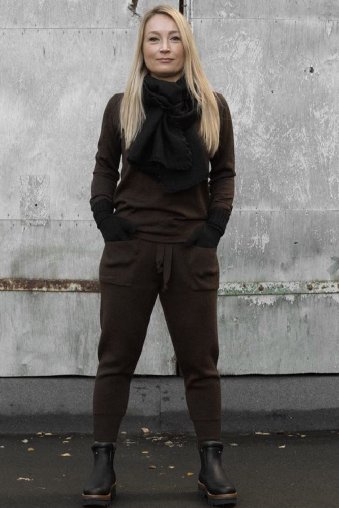 Naisten tumman ruskea neule