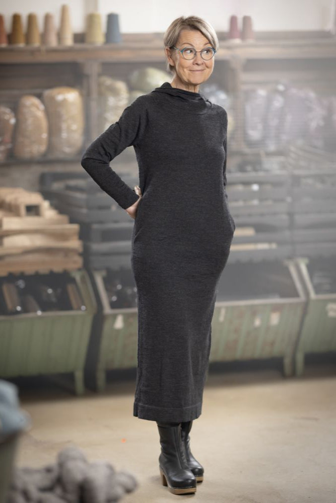 pitkä neulemekko naisille