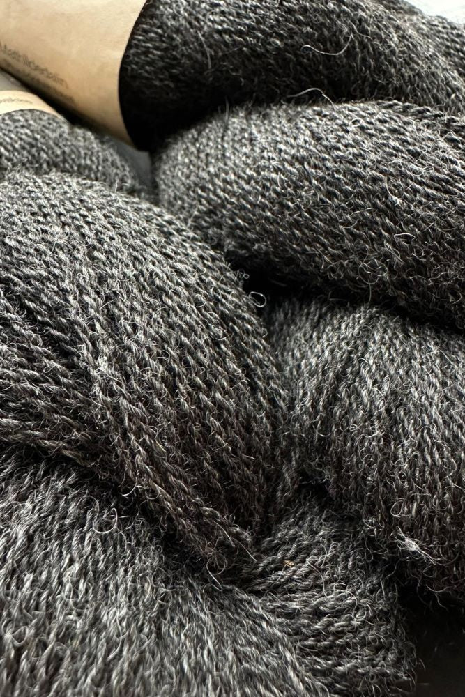 värjäämätön tumma lanka