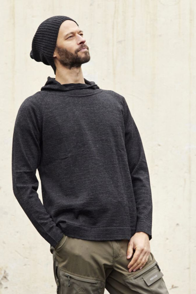 Tyylikäs huppari pitkälle miehelle