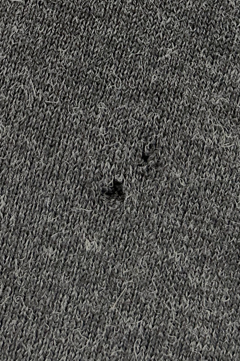 Ein einzelnes Loch (Durchmesser max. 1 cm) oder eine Nahtauftrennung (unter 5 cm)